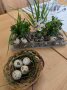 Die Tischdekoration beim Essen mit Blumen und Wachteleiern