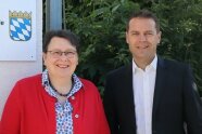 Ingrid Bär und Wolfgang Jank vor der Landwirtschaftsschule in Roth