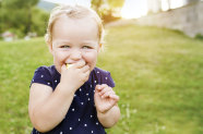 Kleinkind beißt in Apfel © Getty Images
